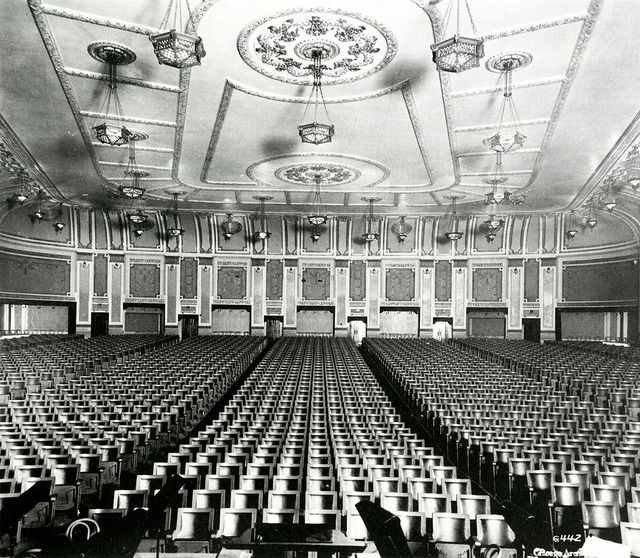 Portage Theater In Chicago IL Theater Chicago Historic Theater Chicago